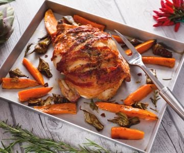 Pollo envuelto con alcachofas y batatas