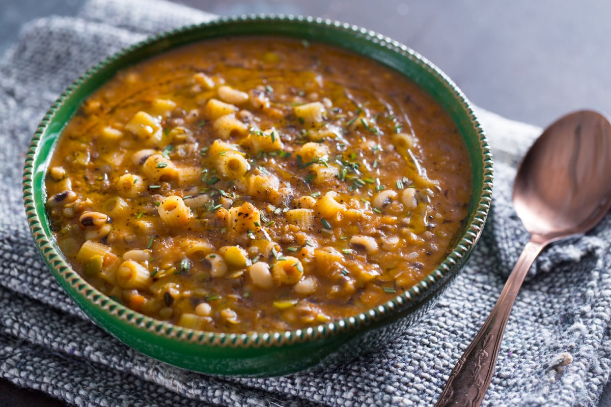 Sopa de pasta con legumbres mixtas y laurel