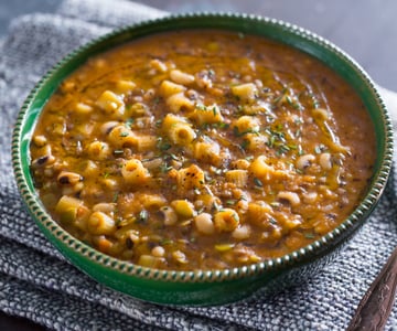 Sopa de pasta con legumbres mixtas y laurel