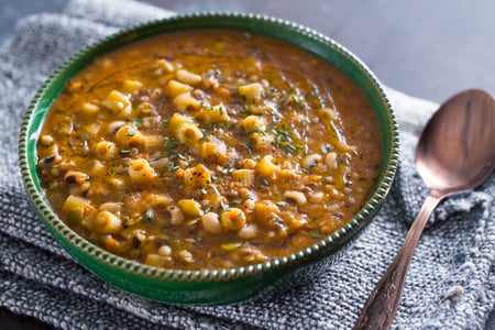 Sopa de pasta con legumbres mixtas y laurel