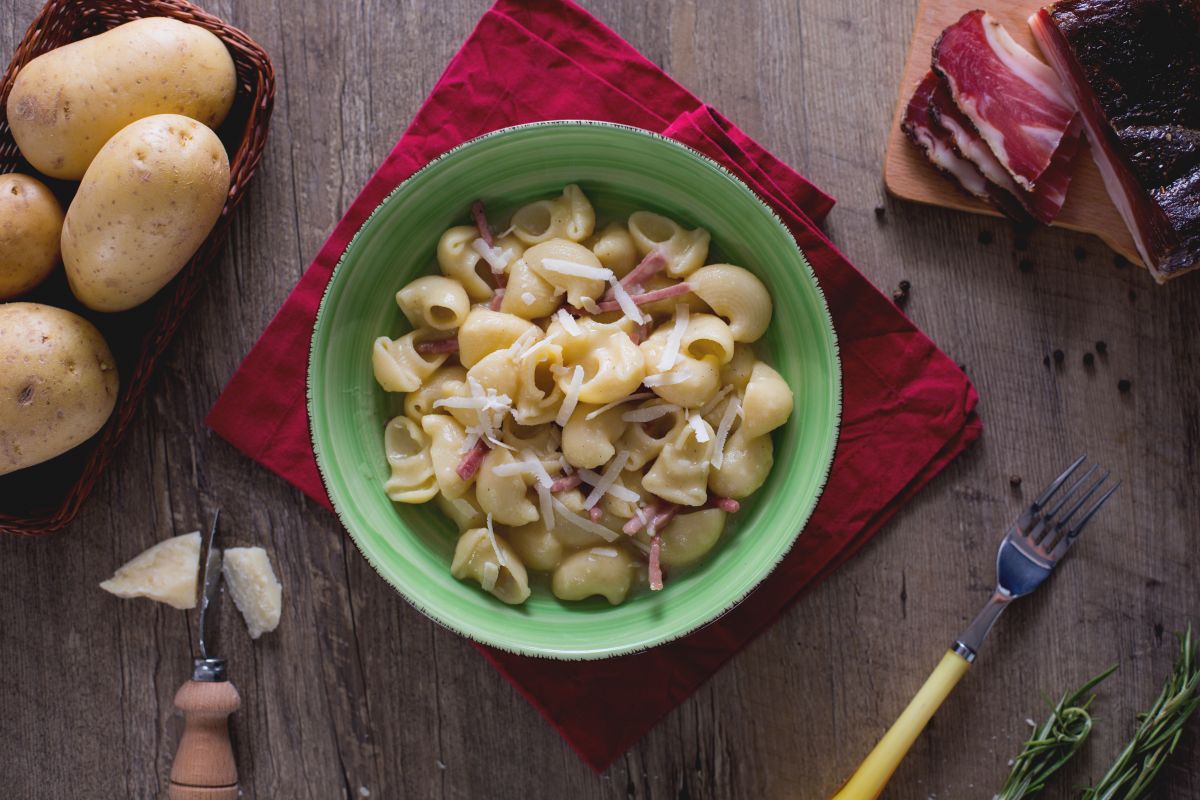 Pipe rigate con speck y patatas