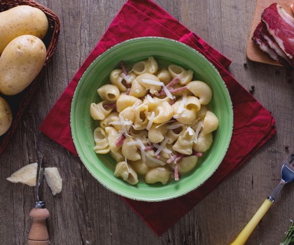 Pipe rigate con speck y patatas