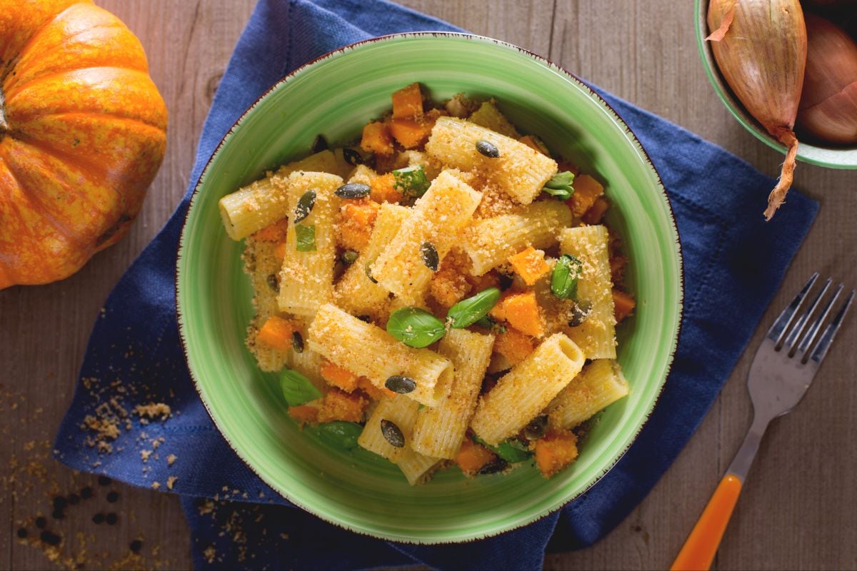 Pasta con calabaza y pan rallado