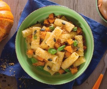 Pasta con calabaza y pan rallado