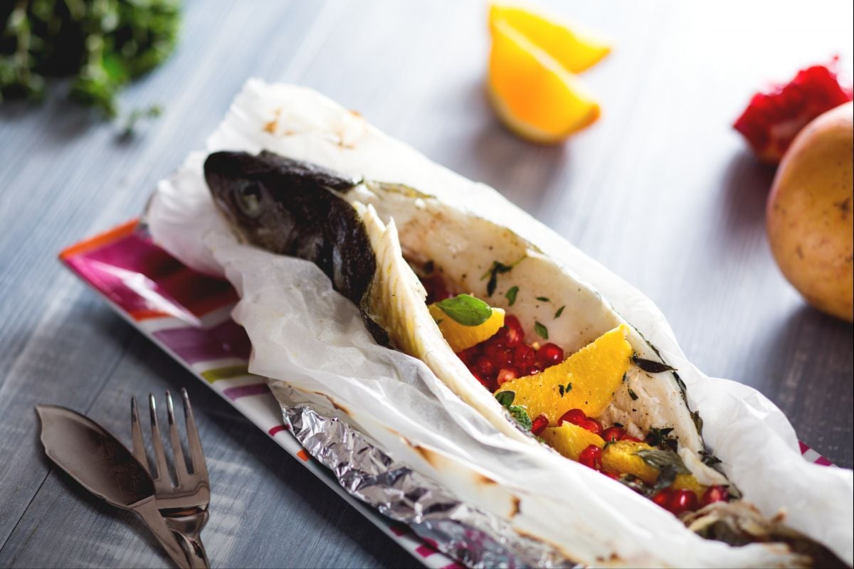 Lubina en papillote con cítricos y granada
