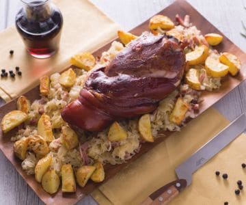 Codillo ahumado con patatas y chucrut
