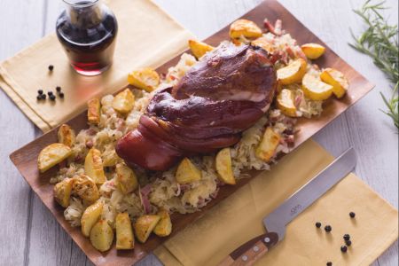 Codillo ahumado con patatas y chucrut