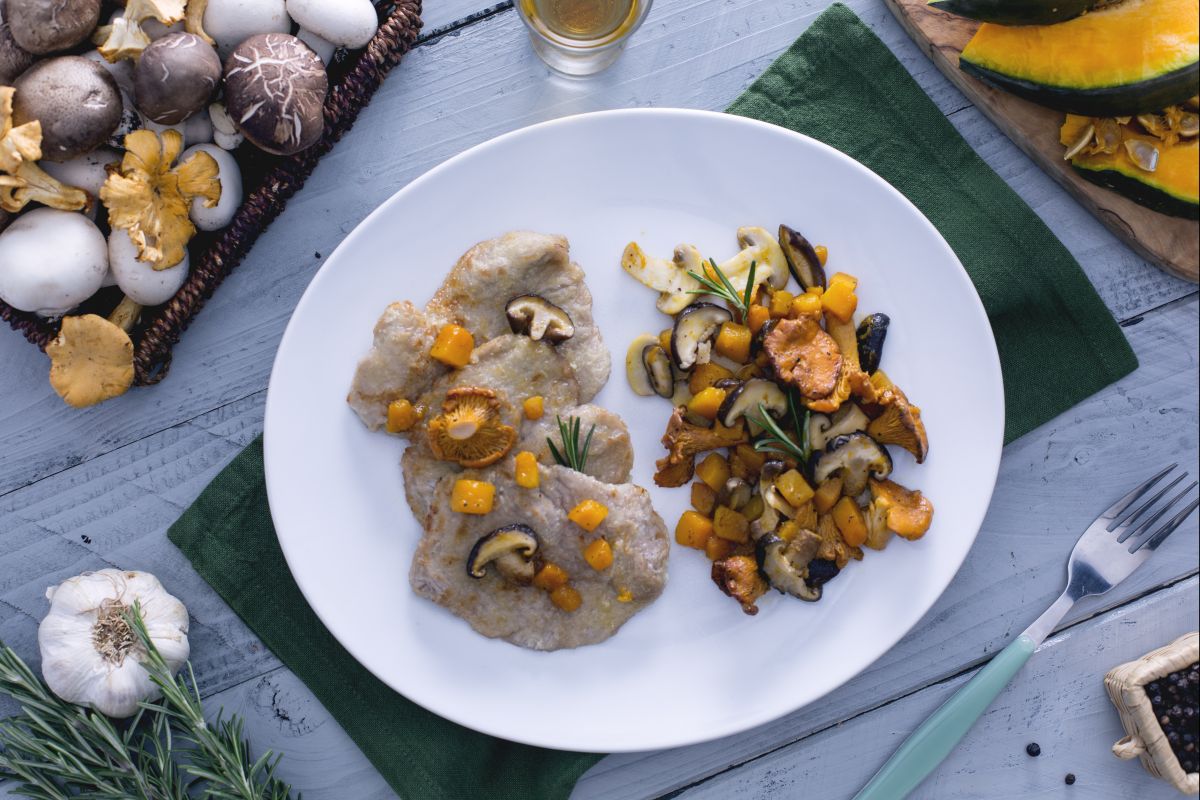 Escalopines al vin santo con calabaza y setas variadas