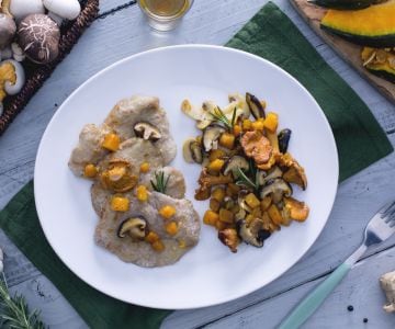 Escalopines al vin santo con calabaza y setas variadas