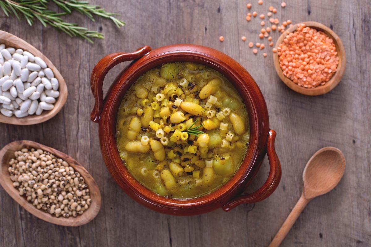 Sopa de legumbres y cúrcuma
