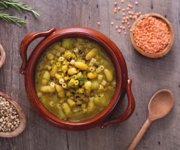 Sopa de legumbres y cúrcuma