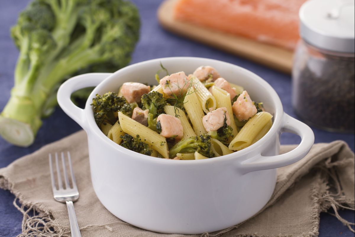 Penne con brócoli y salmón al hinojo