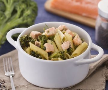 Penne con brócoli y salmón al hinojo