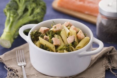 Penne con brócoli y salmón al hinojo