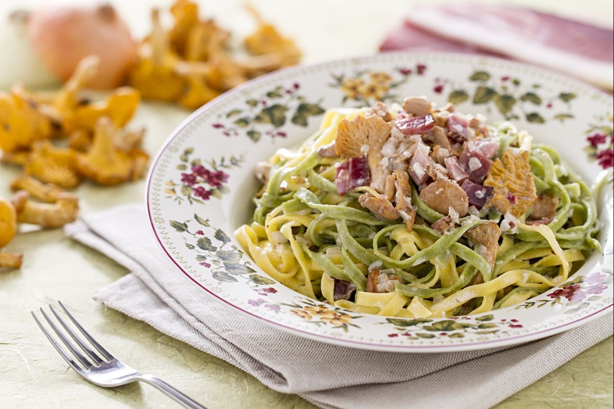 Tagliatelle paglia e fieno con ragú de rebozuelos y speck