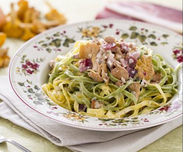 Tagliatelle paglia e fieno con ragú de rebozuelos y speck