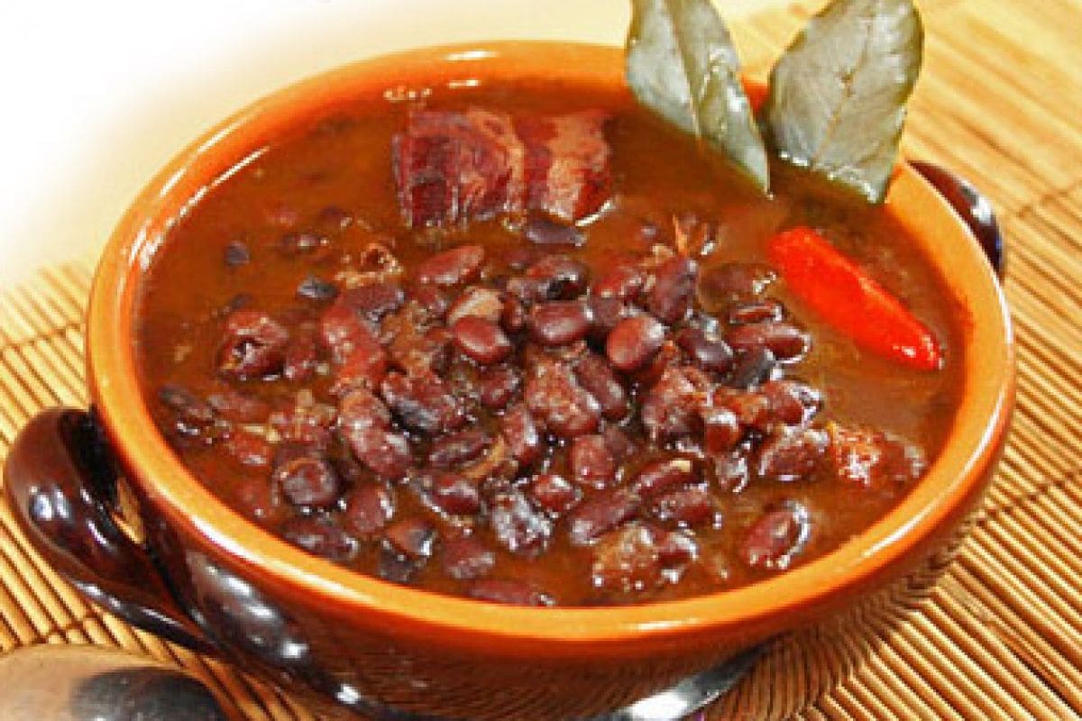 Sopa de frijoles negros mexicana
