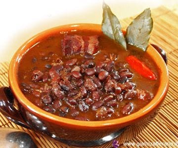 Sopa de frijoles negros mexicana