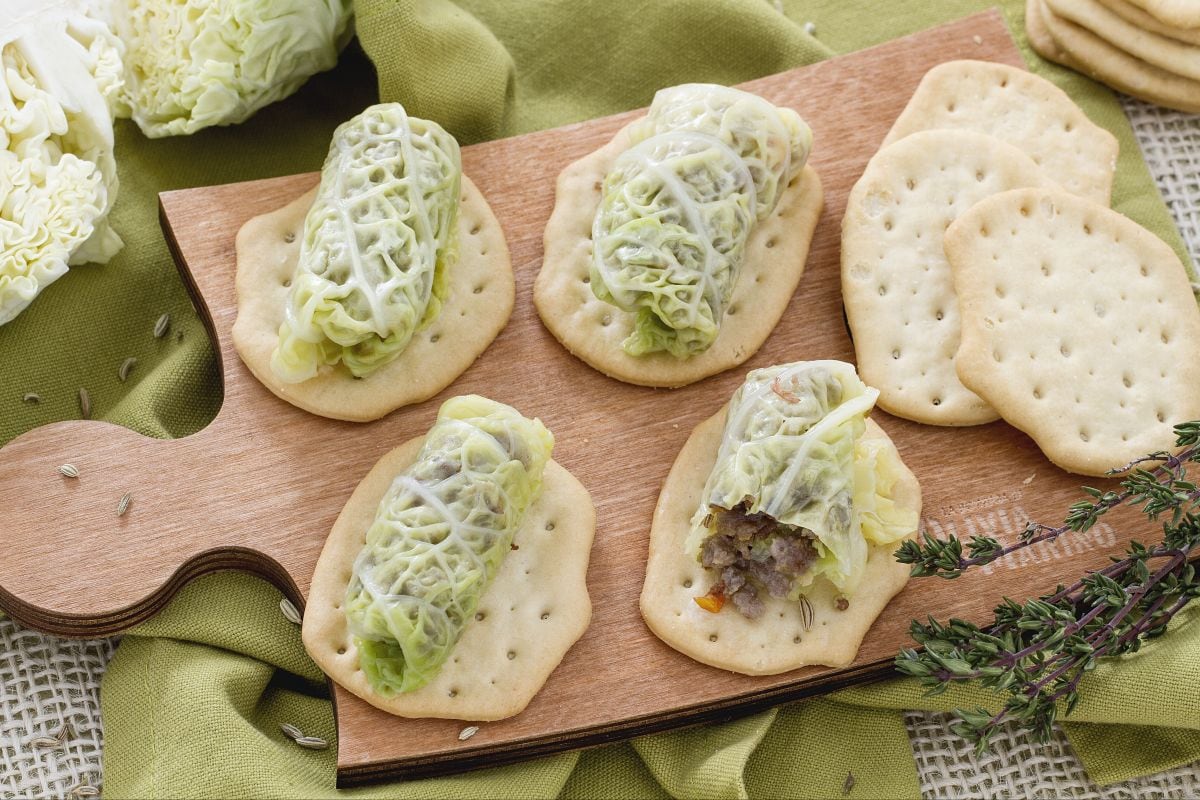 Rollitos de col sobre tostadas