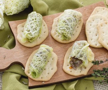 Rollitos de col sobre tostadas