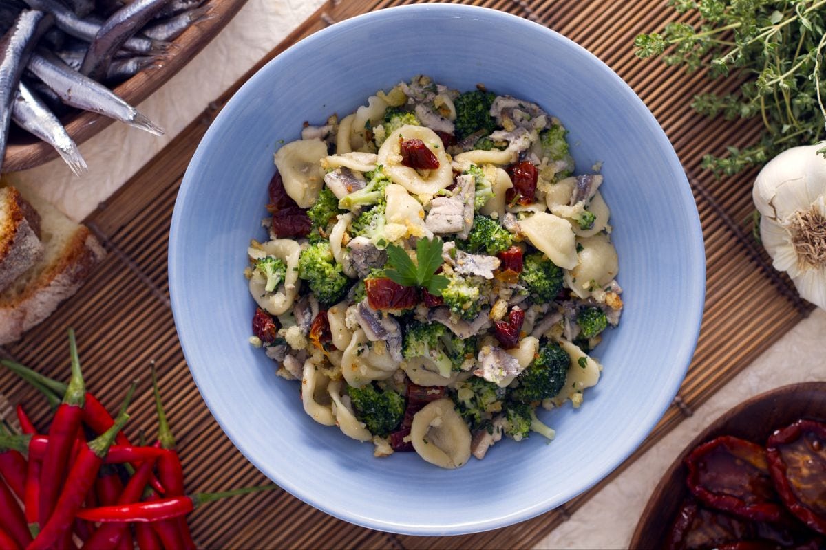 Orecchiette con brócoli, anchoas y tomates secos