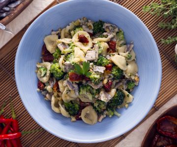 Orecchiette con brócoli, anchoas y tomates secos