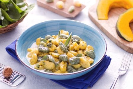 Ñoquis de colores con salsa de yogur
