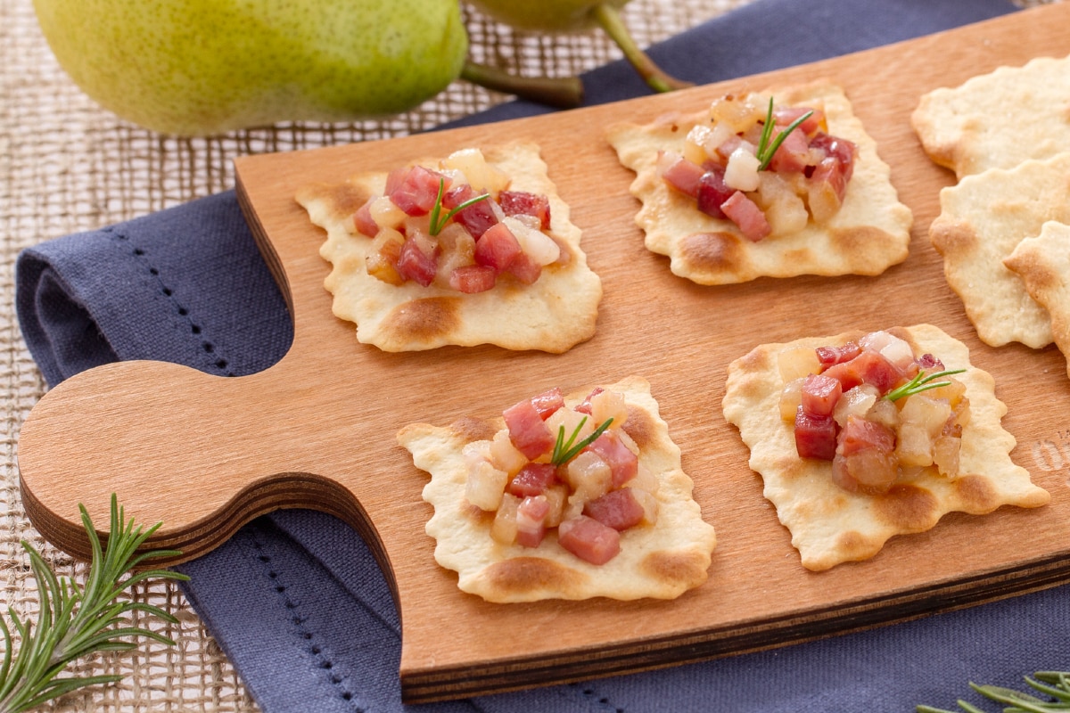 Hojaldres clásicos con peras y speck