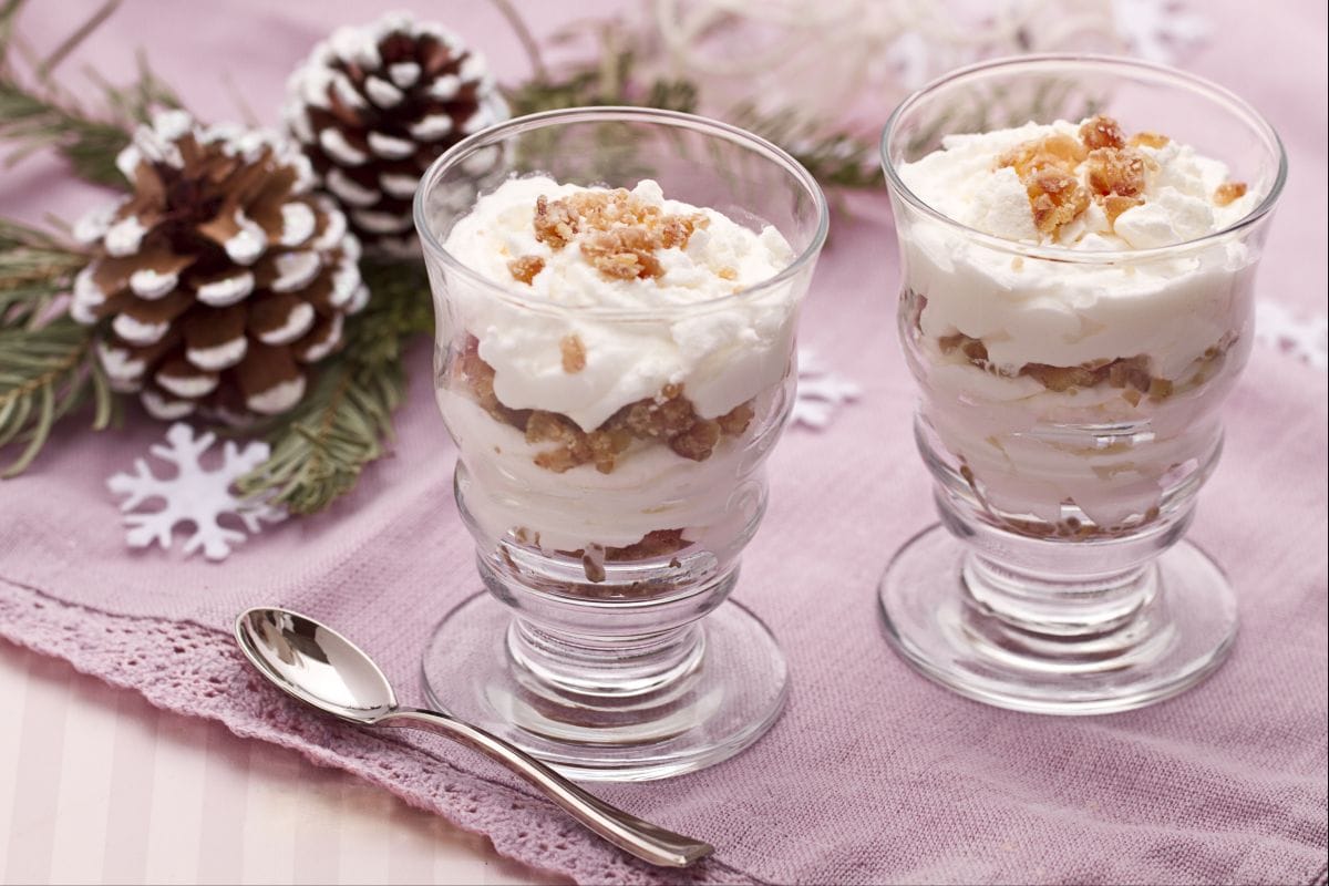 Vasitos con marrón glacé y merengues