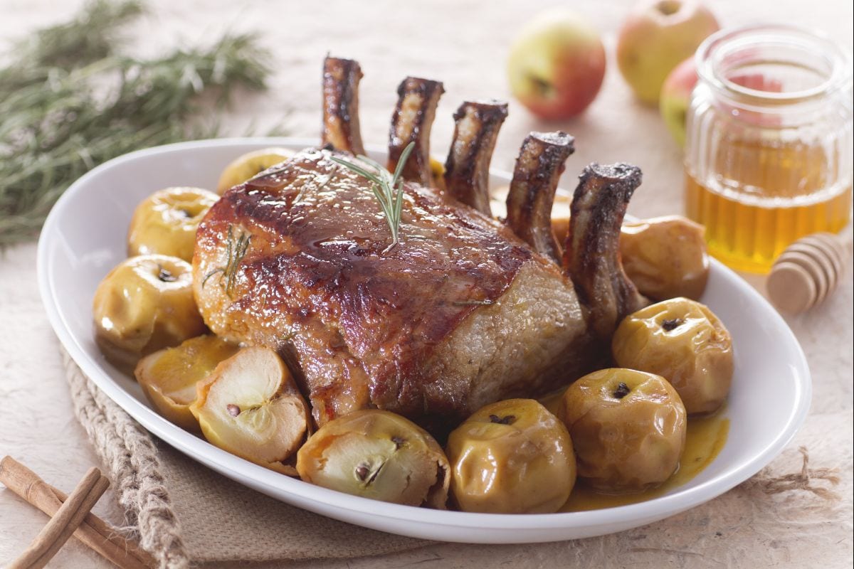 Carré de cerdo glaseado con manzanas