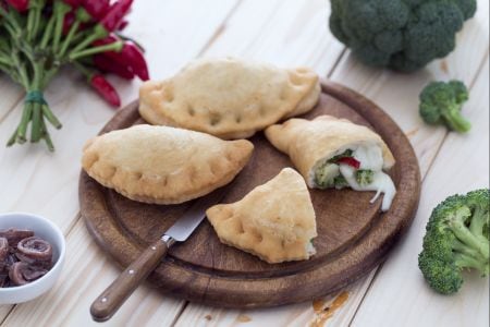 Panzerotti con brócoli y anchoas