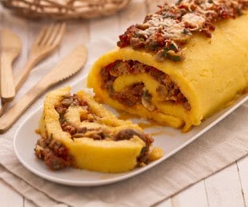 Rollo de polenta con salchicha y champiñones