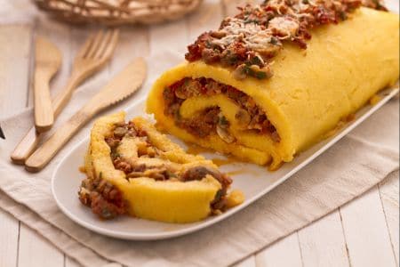 Rollo de polenta con salchicha y champiñones