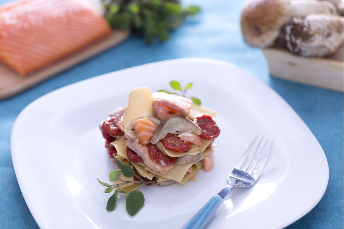 Maltagliati con salmón, boletus y tomates cherry confitados
