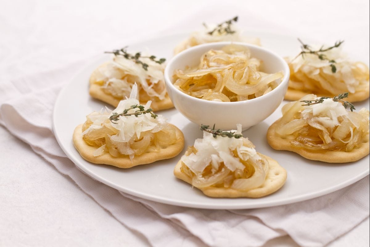 Tostas con lascas de Castelmagno y cebollas caramelizadas