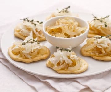Tostas con lascas de Castelmagno y cebollas caramelizadas