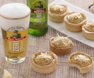 Vasitos de cerveza con crema de parmesano