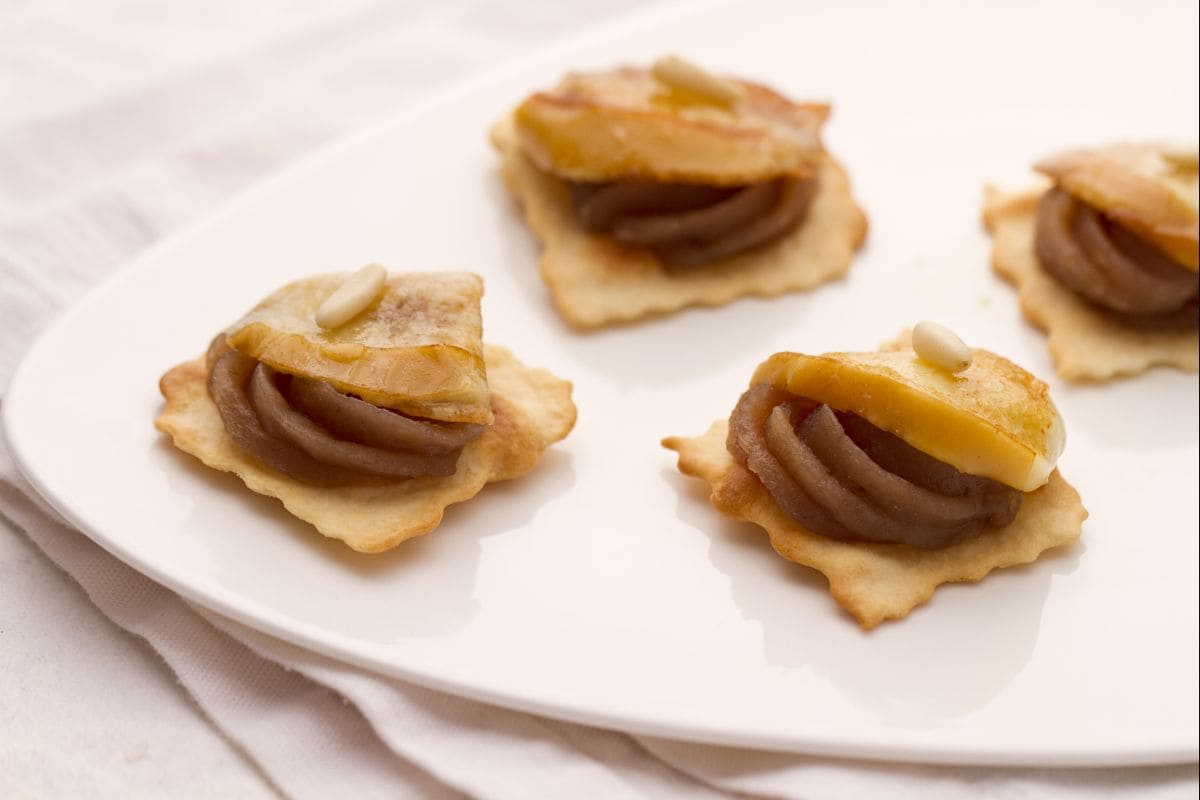 Hojaldres con crema de castañas y scamorza
