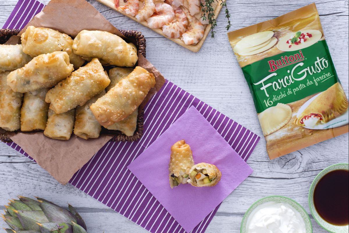 Rollitos fritos con verdura y langostinos