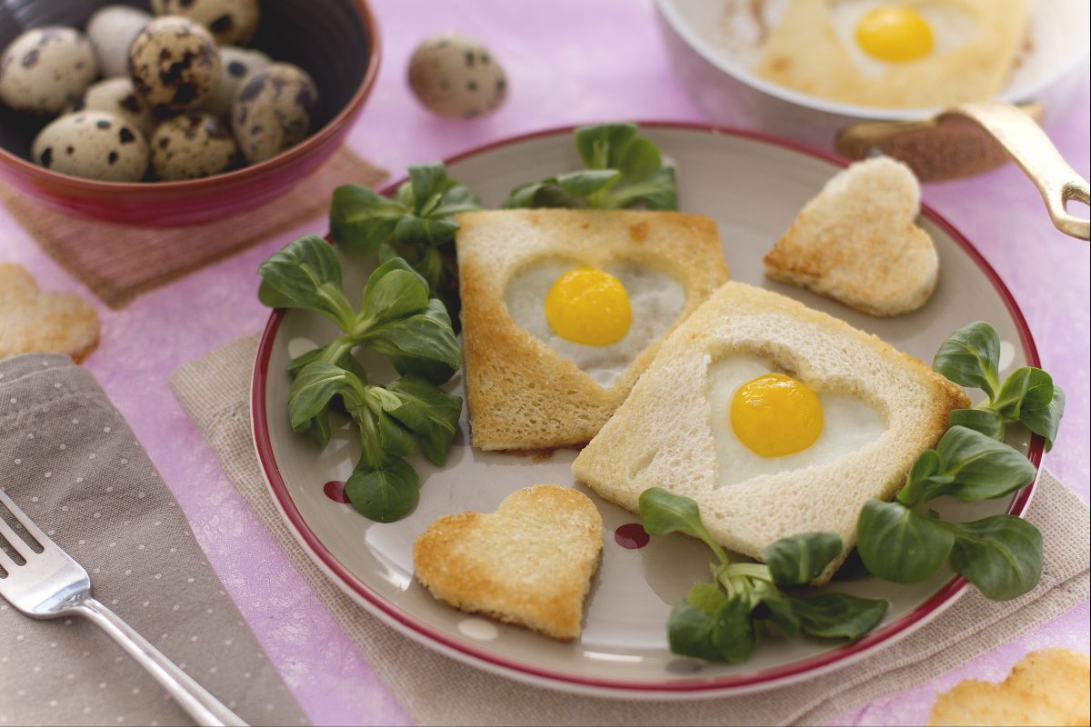 Huevos de codorniz en corazón de pan
