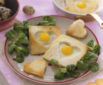 Huevos de codorniz en corazón de pan