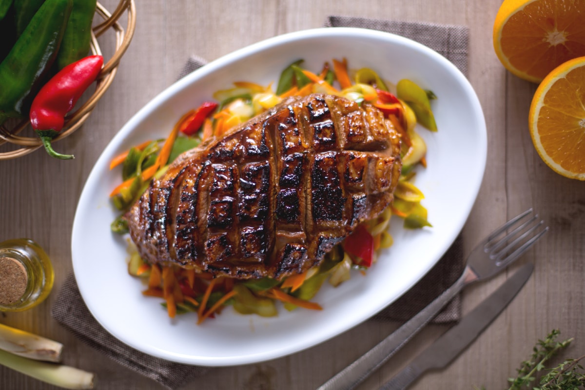 Pechuga de pato marinada con verduras