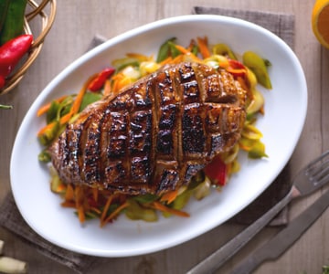 Pechuga de pato marinada con verduras