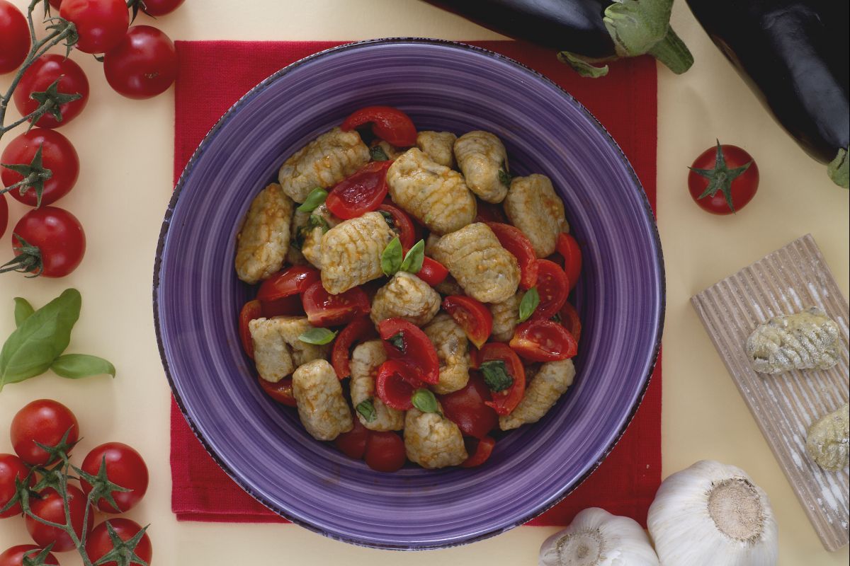 Ñoquis de berenjena con tomates cherry y albahaca