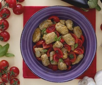 Ñoquis de berenjena con tomates cherry y albahaca