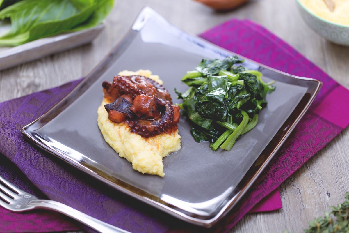 Polenta con pulpo guisado y hierbas salteadas