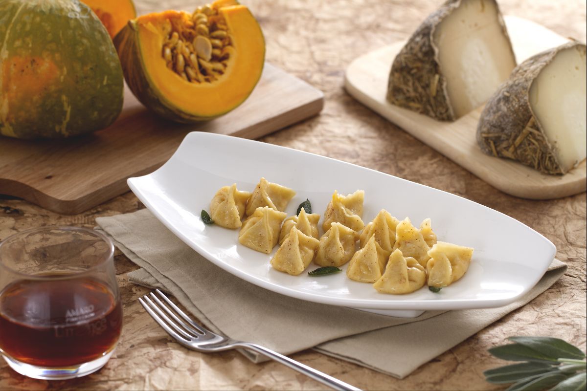 Paquetitos pellizcados de calabaza y queso pecorino de fossa