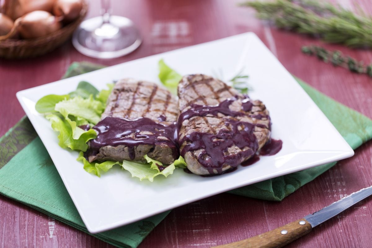 Filete a la plancha en salsa aromatizada de vino tinto