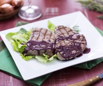 Filete a la plancha en salsa aromatizada de vino tinto