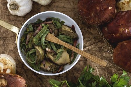 Tallarines de tortillas verdes con champiñones y speck